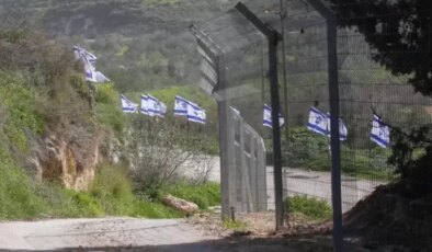 Büyük skandal böyle görüntülendi! Bayrakları astıkları yere bakın