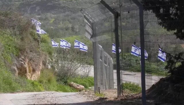 Büyük skandal böyle görüntülendi! Bayrakları astıkları yere bakın