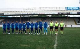 Rakip takım maça çıkmayınca kendi aralarında çift kale maç yaptılar