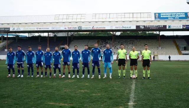Rakip takım maça çıkmayınca kendi aralarında çift kale maç yaptılar