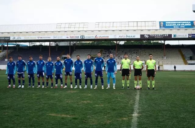 Rakip takım maça çıkmayınca kendi aralarında çift kale maç yaptılar