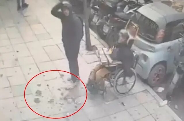 Resmen başlarına taş yağdı