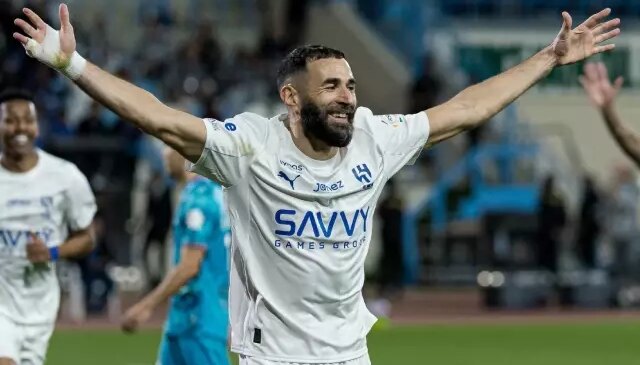 Ronaldo duymasın! Benzema ilk maçında destan yazdı