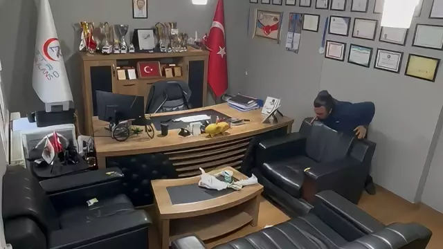 Sağlık çalışanı, kendi kendine yaptığı Heimlich manevrası ile hayata tutundu: o anlar kamerada