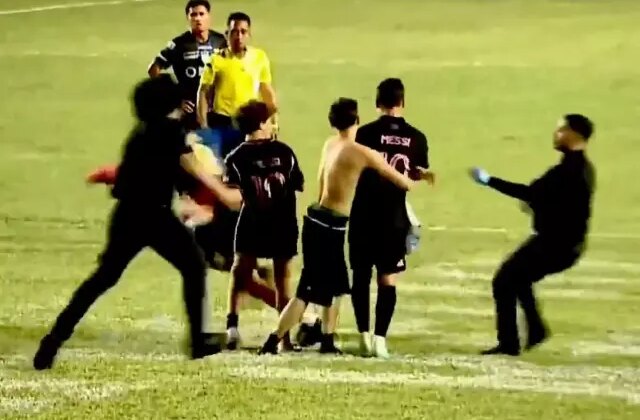 Sahaya giren taraftar Messi’yi yere düşürdü