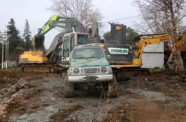 Sakarya’da fıkra gibi olay: Kurtarmaya gelen de battı