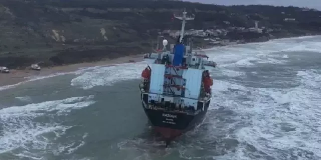Sarıyer açıklarında karaya oturan kargo gemisi kurtarıldı