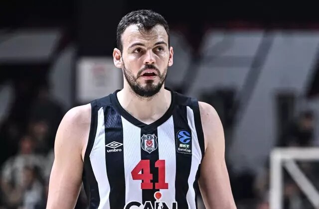 Smaç bastı, hırsıyla potayı kırdı! Kafasına tam 6 dikiş atılmasına rağmen maça çıkıp yıldızlaştı