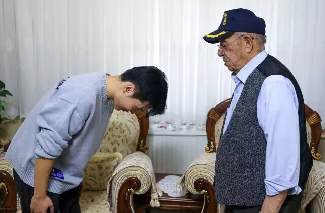 Süper Lig’in Güney Koreli futbolcusundan 96 yaşındaki Kore gazisine sürpriz ziyaret