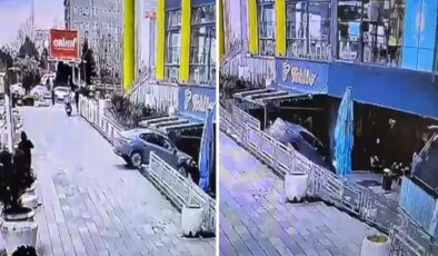 Sürücüsünün fren yerine gaza bastığı otomobil, AVM’de kafeye daldı