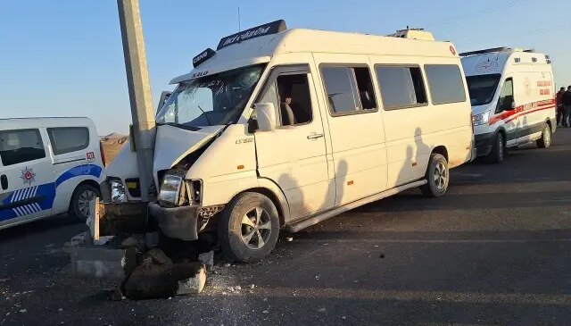 Tarım işçilerini taşıyan minibüs direğe çarptı: 1’i ağır 15 yaralı