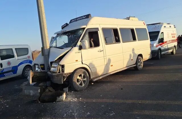 Tarım işçilerini taşıyan minibüs direğe çarptı: 1’i ağır 15 yaralı