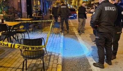 Birlikte kafede oturduğu arkadaşını silahla vurduktan sonra kayıplara karıştı