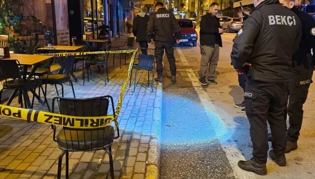 Birlikte kafede oturduğu arkadaşını silahla vurduktan sonra kayıplara karıştı