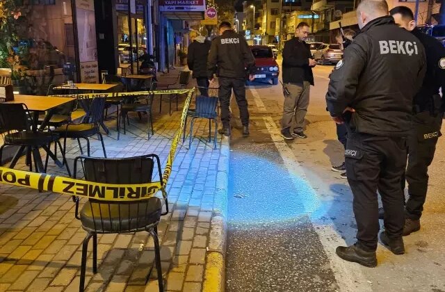 Birlikte kafede oturduğu arkadaşını silahla vurduktan sonra kayıplara karıştı