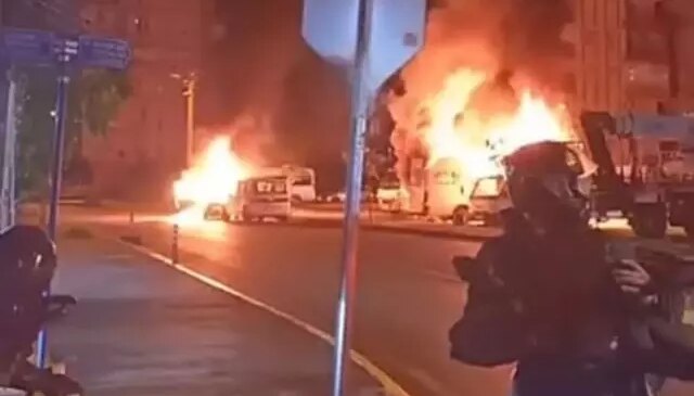 Tartıştığı kız arkadaşı ile annesinin araçlarını kundakladı; olay anı kamerada