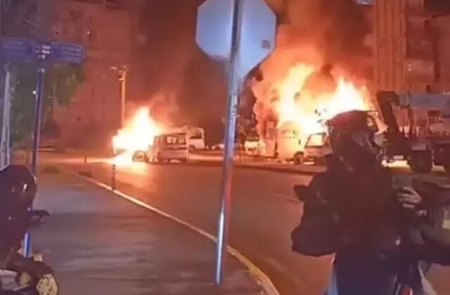 Tartıştığı kız arkadaşı ile annesinin araçlarını kundakladı; olay anı kamerada