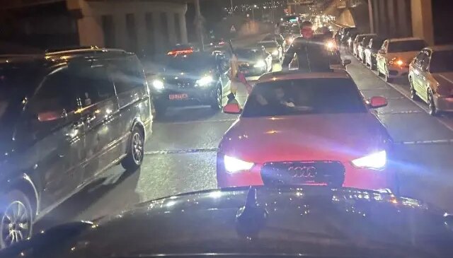 Tek bir nedeni var! Görüntüdeki trafik düğün konvoyu ya da asker uğurlaması için değil