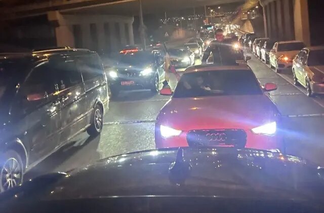 Tek bir nedeni var! Görüntüdeki trafik düğün konvoyu ya da asker uğurlaması için değil