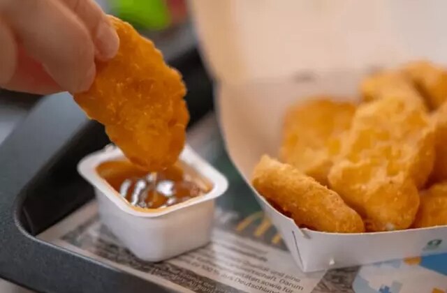 Tek kullanımlık sos paketleri tarihe karışıyor! Fast-food restoranlarını sarsacak karar