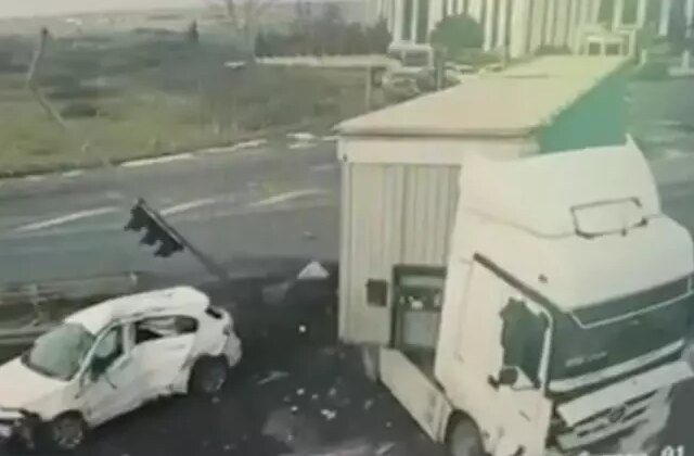 Tekirdağ’da kırmızı ışık ihlalinin kazayla sonuçlandığı anlar kamerada