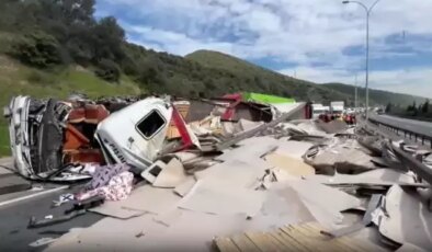 TEM’de iki tır çarpıştı! İstanbul yönü trafiğe kapatıldı