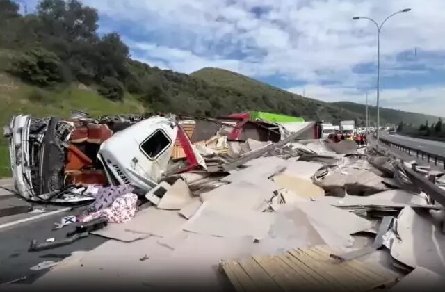 TEM’de iki tır çarpıştı! İstanbul yönü trafiğe kapatıldı