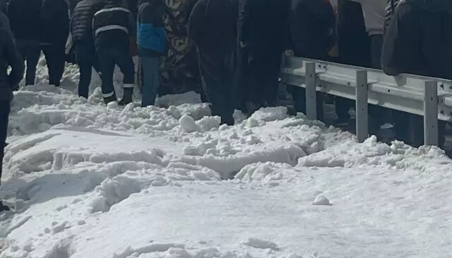 Tendürek Geçidi’nde kar küreme aracı devrildi: 2 ölü