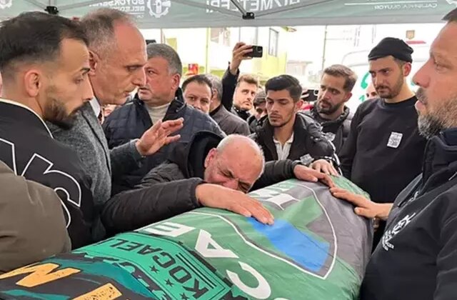 Tribünden düşerek ölen Harda Kaçmaz toprağa verildi! Babasının feryatları yürekleri dağladı