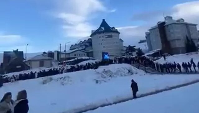 Uludağ’da bahar keyfi kabusla bitti, iniş yolunda 1 kilometrelik kuyruk oluştu