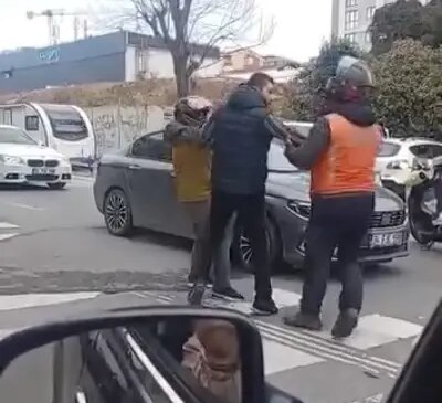 Ümraniye’de yol verme kavgası silahlı tehdide dönüştü