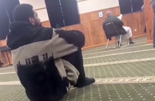 Ünlü NBA yıldızı camide ibadet ederken görüntülendi