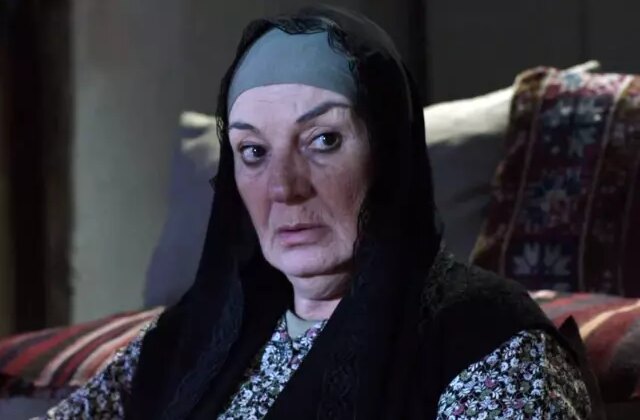 Usta oyuncu Nevin Efe hayatını kaybetti