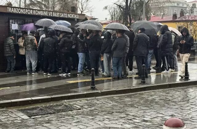 Yağmur çamur dinlemiyorlar! 14 Şubat’taki heyacan için sırada bekliyoarlar