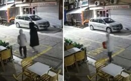 Yanındaki çocuğa dükkanın önündeki paspas ve kovayı çaldırdı; o anlar kamerada