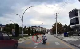 Yaya geçidinde kaza: Otomobil, 4 yaşındaki çocuğa böyle çarptı