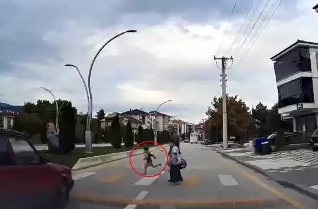 Yaya geçidinde kaza: Otomobil, 4 yaşındaki çocuğa böyle çarptı