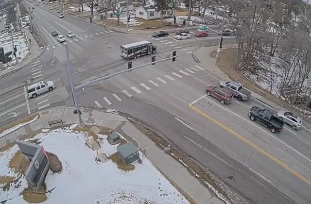 Yer yarıldı, iki araç içine düştü