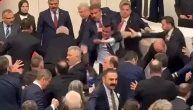 Meclis’te yaşanan arbedeye siyasilerden ardı ardına tepkiler