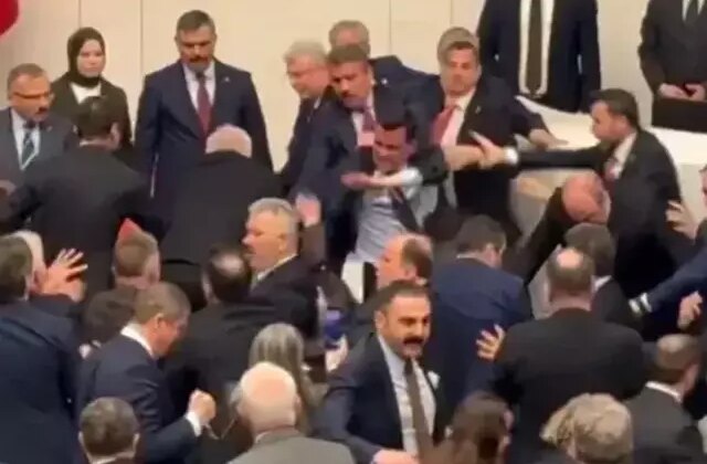 Meclis’te yaşanan arbedeye siyasilerden ardı ardına tepkiler