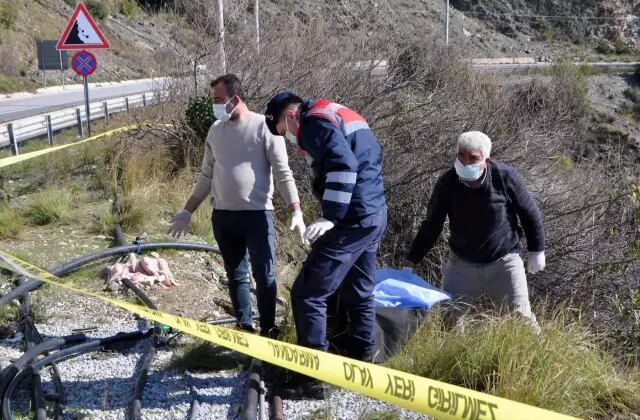 Bahçe sulamaya giden çiftçiler korkunç manzarayla karşılaştı