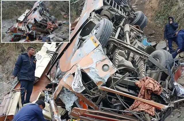 Katliam gibi kaza! Cansız bedenleri otobüsten güçlükle çıkardılar