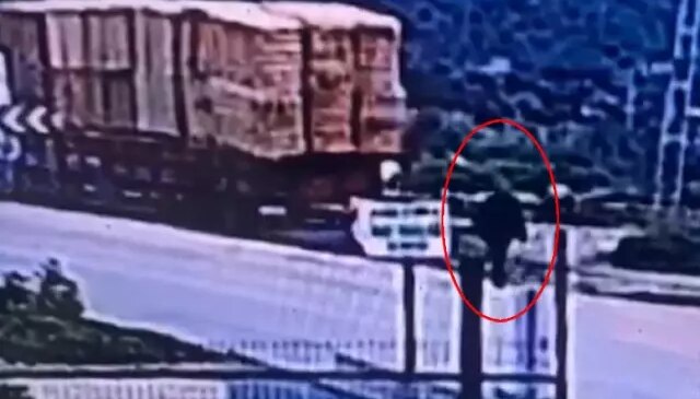 Yolda yürürken ölüm onu böyle buldu! Saman balyasının altında can verdi