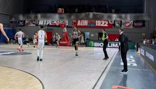 Yunanistan’da skandal pankart! Hem Türk polisine hem de Beşiktaş’a hadsiz saldırı