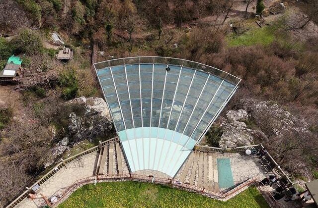 Genç kız 80 metre yüksekliğindeki cam terastan kendini boşluğa bıraktı