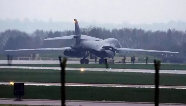 Savaş büyüyor! Avrupa ülkesi kapıları açtı, ölüm makinesi üsse indi