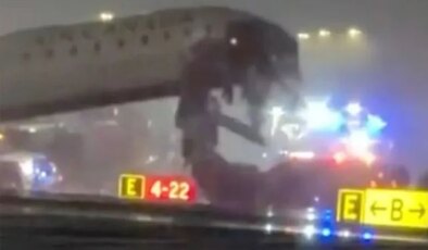 Pistte feci kaza! Yolcu uçağı itfaiye aracıyla çarpıştı