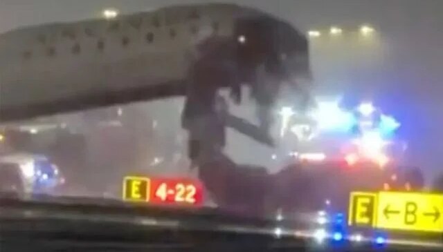 Pistte feci kaza! Yolcu uçağı itfaiye aracıyla çarpıştı