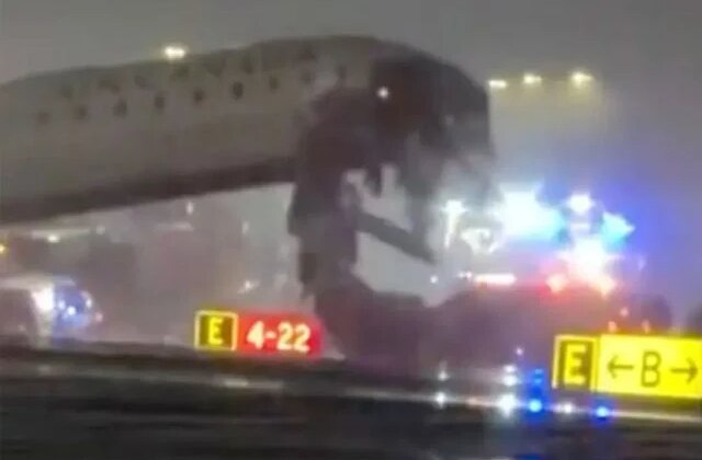 Pistte feci kaza! Yolcu uçağı itfaiye aracıyla çarpıştı