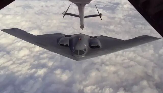 ABD ‘görünmez’ kozunu sahaya sürdü! B-2 hayalet bombardıman uçakları İran’ın balistik füze stoğunu vurdu